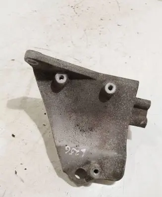 Subaru Legacy Engine mounting bracket
