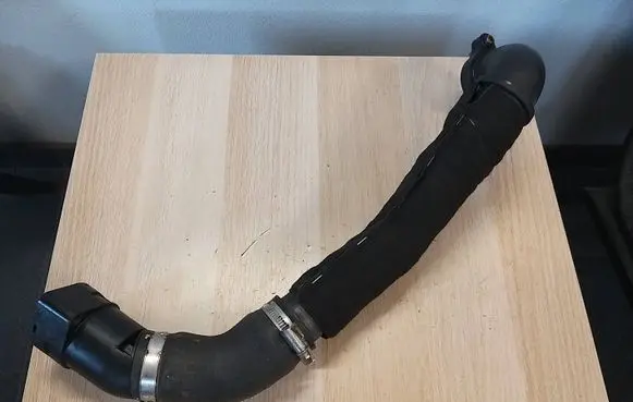 Volkswagen Touran II Intercooler hose/pipe 04L145770H