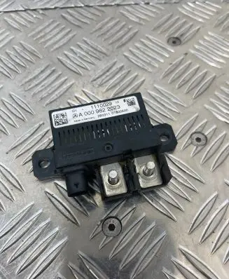 Mercedes-Benz E W212 Charging relay A0009822023