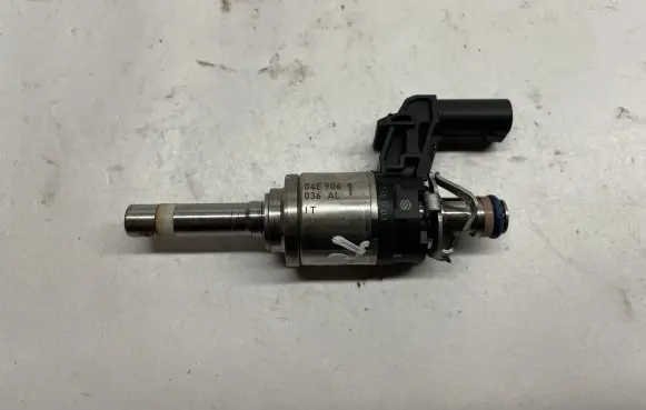 Volkswagen Jetta VII Fuel injector 04E906036AL