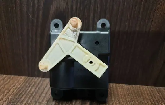 Nissan Primera Air flap motor/actuator 3T05030820