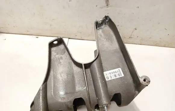 Engine mounting bracket