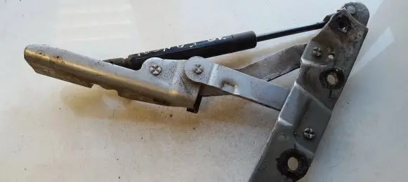 Nissan Primera Tailgate/trunk/boot hinge ES78