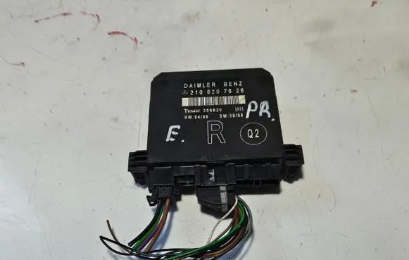 Mercedes-Benz E W210 Door control unit/module 2108207626