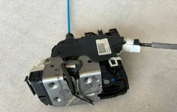 Mercedes-Benz ML W166 Front door lock A1667200735 1667200735