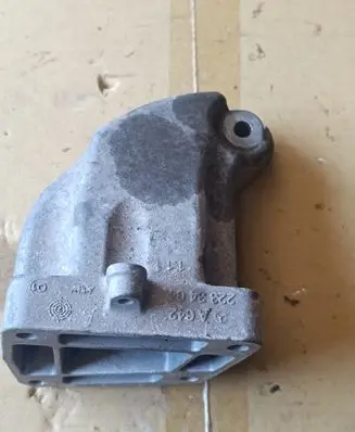 Mercedes-Benz E W212 Engine mounting bracket A6422233404