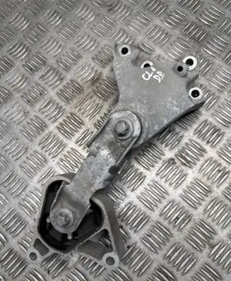 Mercedes-Benz CLA C117 X117 W117 Engine mounting bracket A2462401109
