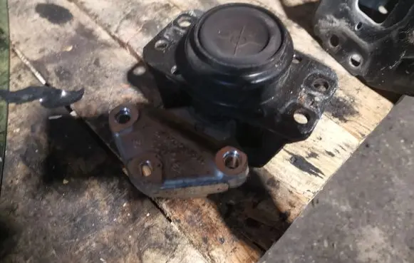 Peugeot 3008 I Engine mount bracket