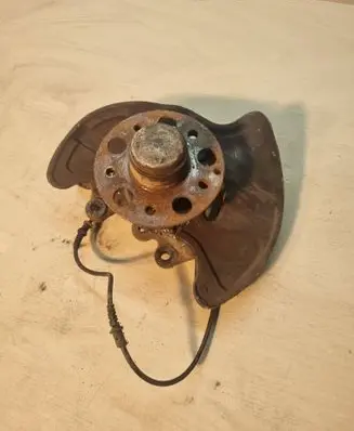 Mercedes-Benz C W203 Front wheel hub 2090163