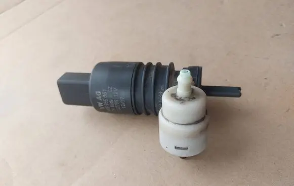 Volkswagen PASSAT B6 Windscreen/windshield washer pump 1K6955651 3122789
