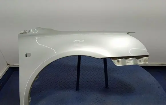 Toyota Avensis Verso Fender 