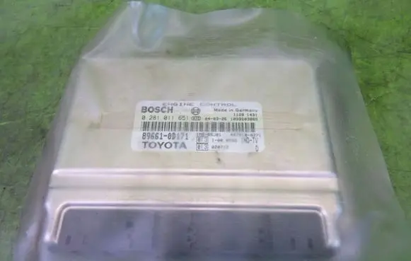 Toyota Yaris Engine control unit/module 896610D171