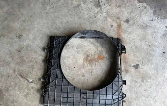 Iveco Daily 6th gen Radiator cooling fan shroud 5801255818