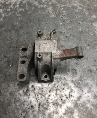 Volkswagen Tiguan Engine mount bracket 5N0199262AA