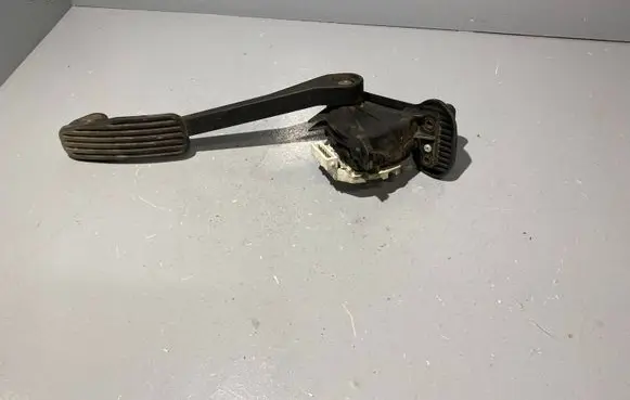 Volvo V70 Accelerator throttle pedal 9496821 00776930