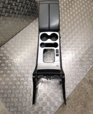 Volkswagen Touareg II Center console 