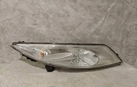 Nissan Juke I F15 Headlight/headlamp