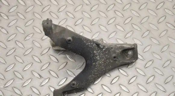 Audi A4 S4 B7 8E 8H Engine mounting bracket 8E0199308AR