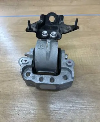 Toyota RAV 4 (XA50) Engine mount bracket