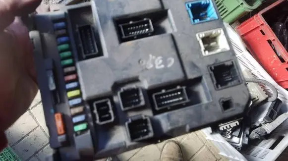 Citroen C3 Picasso Fuse module 9664983180