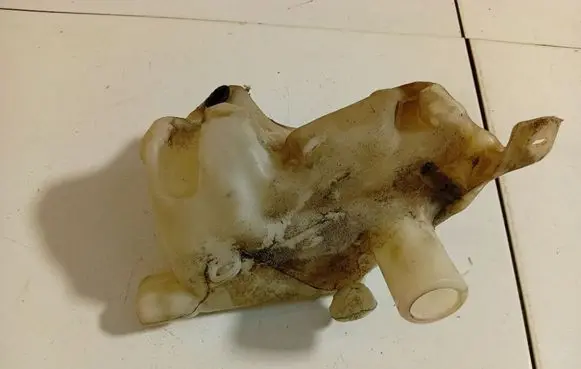 Windshield washer fluid reservoir/tank