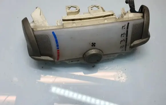 Peugeot 107 Climate control unit 559000H010