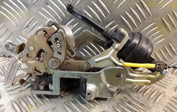 Mercedes-Benz C W202 Rear door lock 2027300535