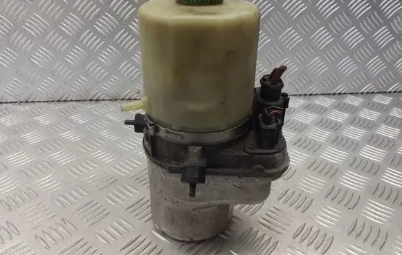 Skoda Fabia Mk2 (5J) Power steering pump 6R0423156