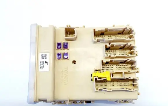 Toyota RAV 4 (XA40) Fuse module 8273042820 63585940
