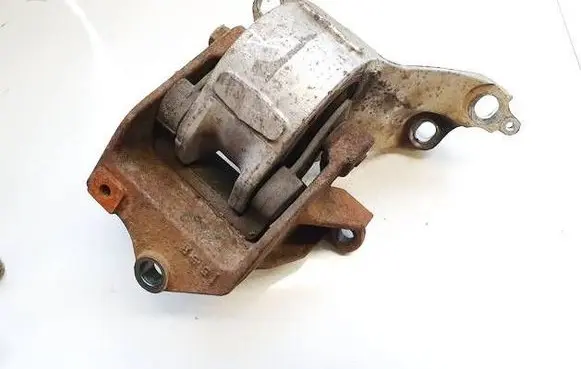 Honda FR-V Engine mount bracket