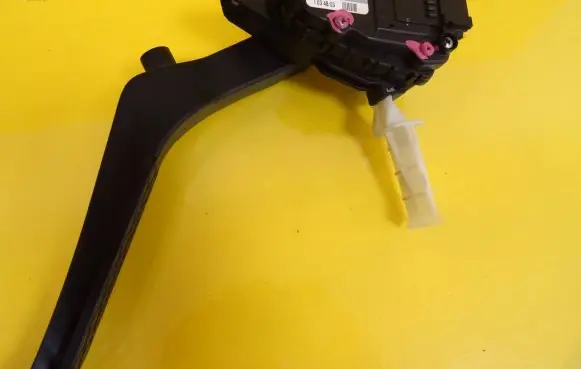 Volkswagen Touareg I Accelerator throttle pedal 7L6721507