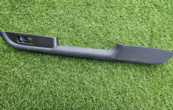 Nissan X-Trail T30 Front door window switch trim 829488H300X