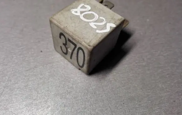 Volkswagen PASSAT B5.5 Other relay 8D0951253