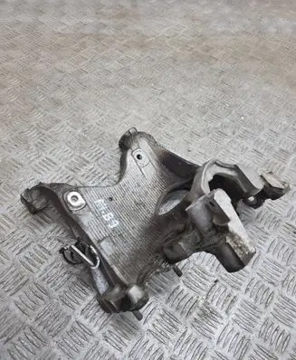 Engine mounting bracket