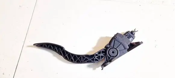 Accelerator throttle pedal