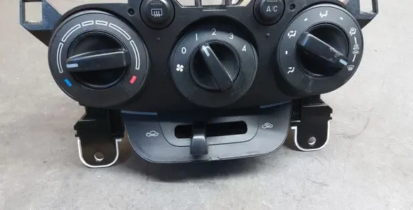 Mazda 2 Climate control unit ND6518K12 D6518K12
