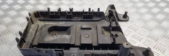 Volkswagen PASSAT B6 Battery tray 1K0915333