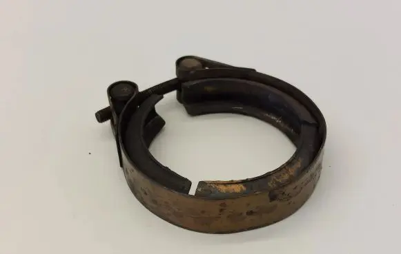Volkswagen PASSAT B8 Muffler pipe connector clamp 04L253725B