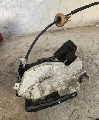 Volkswagen Jetta VI Front door lock 5k1837015c
