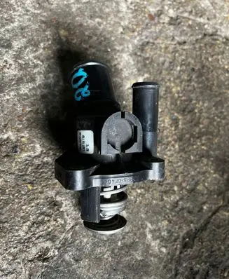 Mazda 6 Thermostat/thermostat housing 3M4G8575AA