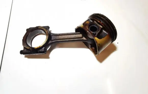 Volvo S40, V40 Piston with connecting rod
