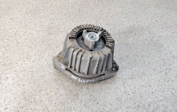 Engine mount bracket