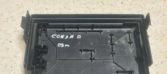 Opel Corsa D Fuse box cover 13246936