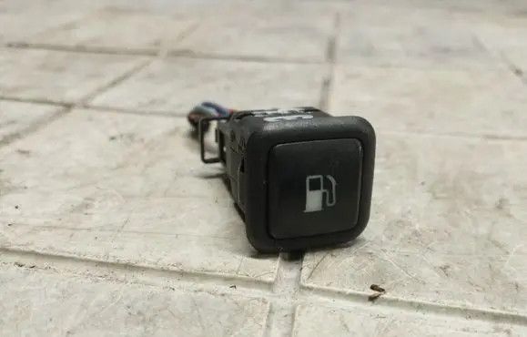 Volkswagen Golf IV Fuel tank opening switch 3B0959833A