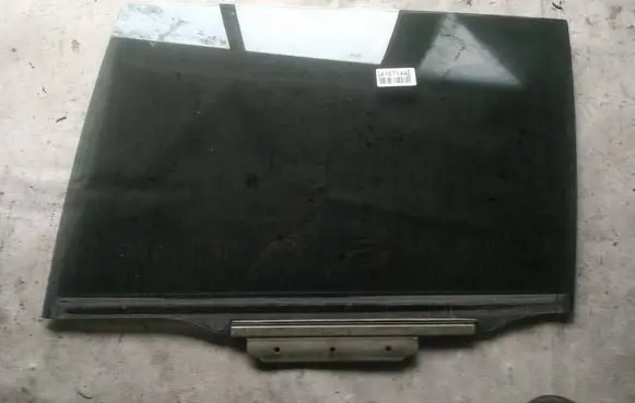 Toyota Avensis T250 Rear door window glass as3