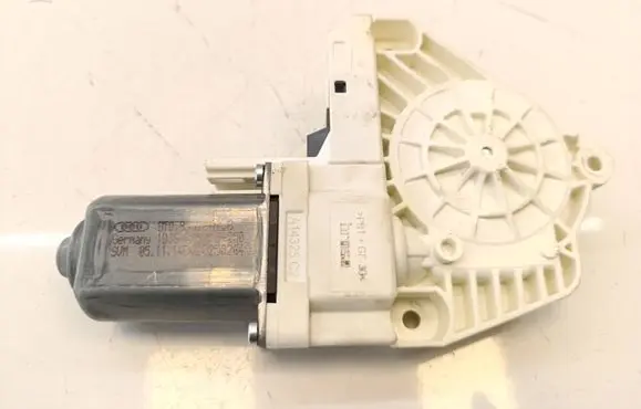 Audi A5 8T 8F Front door window regulator motor 8T0959802B