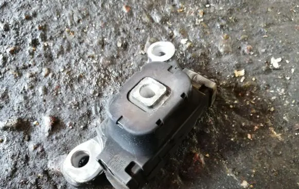 Nissan Juke I F15 Engine mount bracket