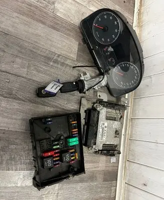 Volkswagen Touran I Engine ECU kit and lock set 