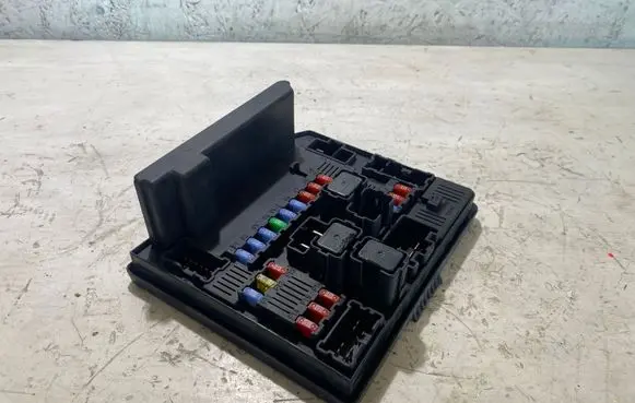 Nissan Qashqai Fuse module 284B7JD000 519228043 3280129215