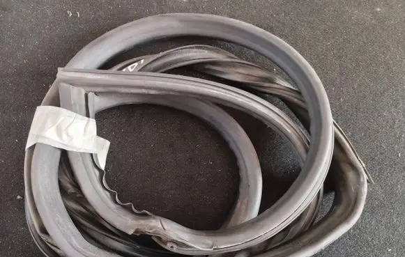 Audi TT Mk1 Front door rubber seal 8N8831708 8N8831708F